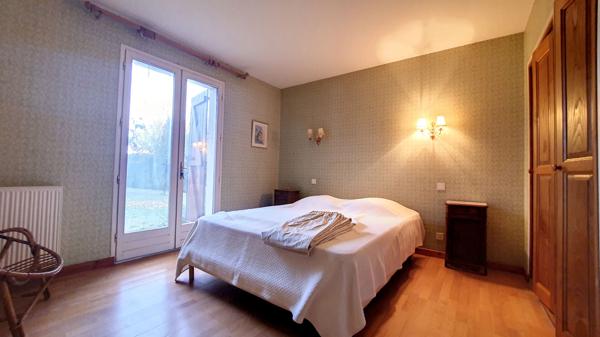 Maison  4 chambres avec grand jardin arbore, dependance et bois.