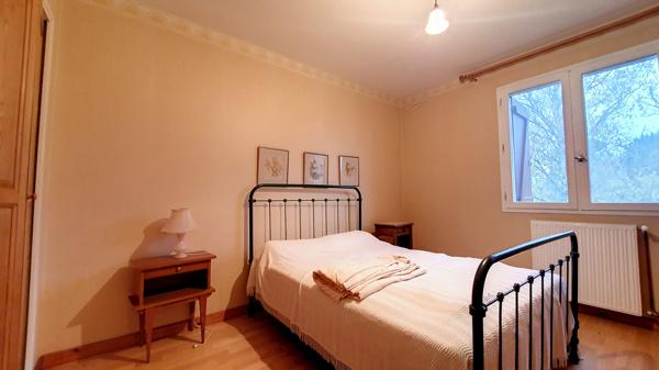 Maison  4 chambres avec grand jardin arbore, dependance et bois.