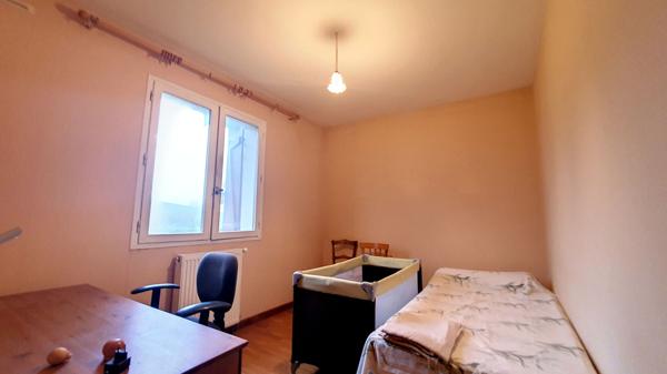 Maison  4 chambres avec grand jardin arbore, dependance et bois.