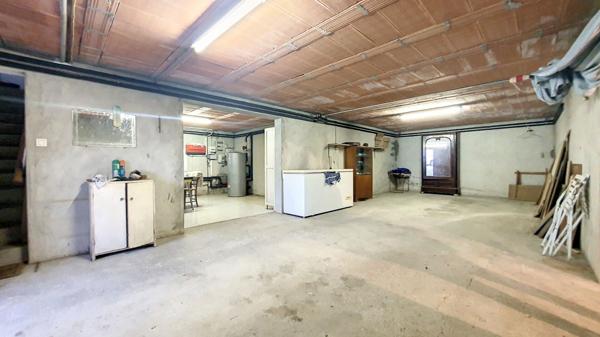 Maison  4 chambres avec grand jardin arbore, dependance et bois.