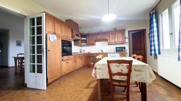 Maison  4 chambres avec grand jardin arbore, dependance et bois.