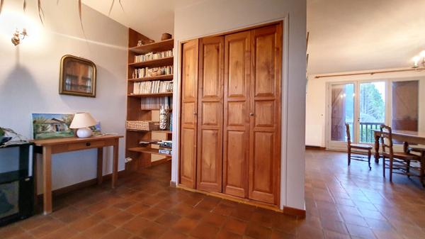 Maison  4 chambres avec grand jardin arbore, dependance et bois.