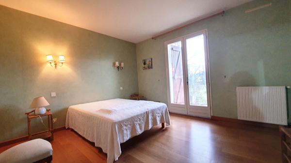 Maison  4 chambres avec grand jardin arbore, dependance et bois.