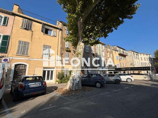 Location Local commercial 2 pièces 45.55 m² - 10, PLACE DU GENERAL DE GAULLE Cuers 83390