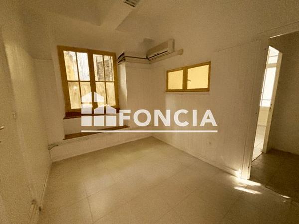 Location Local commercial 2 pièces 45.55 m² - 10, PLACE DU GENERAL DE GAULLE Cuers 83390