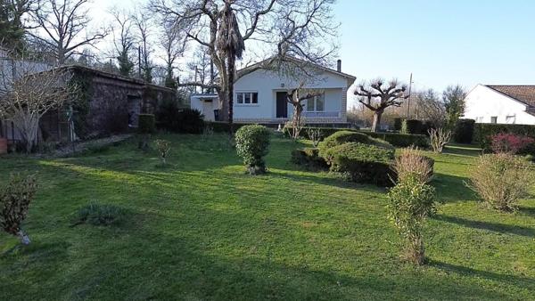 Maison de plain-pieds avec jardin