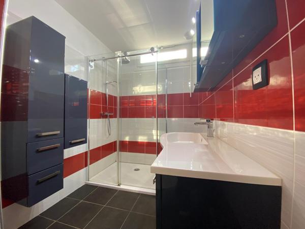 Maison de plain-pieds avec jardin