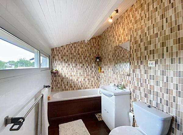 Sur un terrain de 837 m² maison T4 à rafraichir