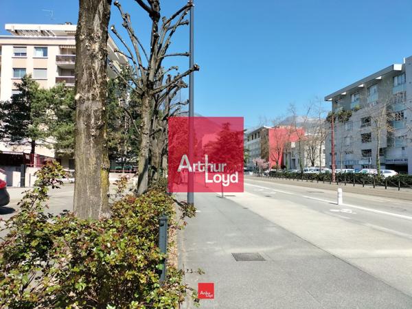 Bureaux à louer 710 m² à Grenoble avec parking et ascenseurs