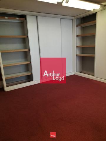 Bureaux à louer 710 m² à Grenoble avec parking et ascenseurs