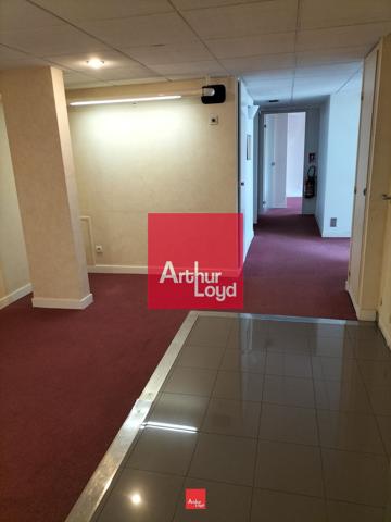 Bureaux à louer 710 m² à Grenoble avec parking et ascenseurs