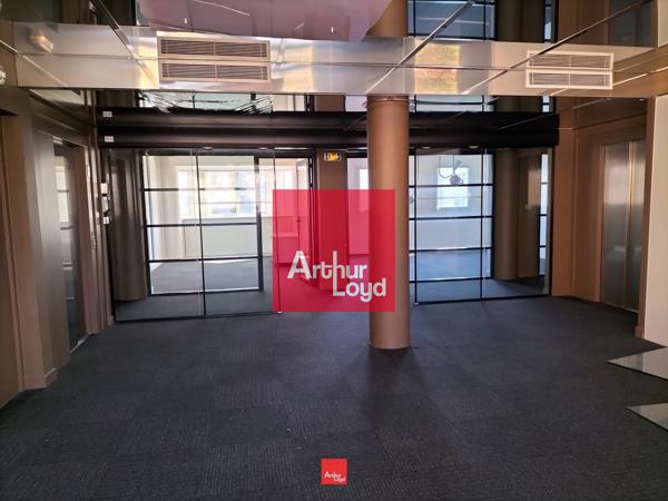 Bureaux à louer 710 m² à Grenoble avec parking et ascenseurs