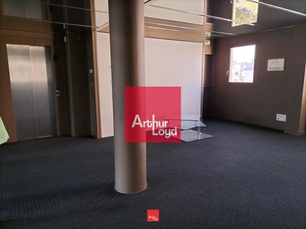 Bureaux à louer 710 m² à Grenoble avec parking et ascenseurs