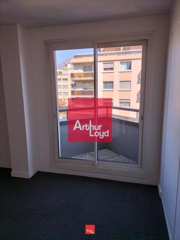Bureaux à louer 710 m² à Grenoble avec parking et ascenseurs