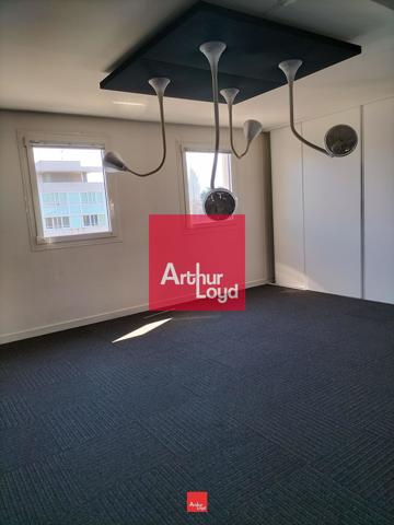 Bureaux à louer 710 m² à Grenoble avec parking et ascenseurs