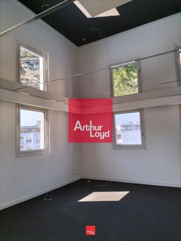 Bureaux à louer 710 m² à Grenoble avec parking et ascenseurs