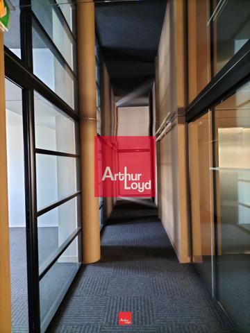 Bureaux à louer 710 m² à Grenoble avec parking et ascenseurs
