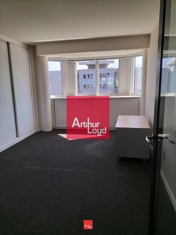 Bureaux à louer 710 m² à Grenoble avec parking et ascenseurs