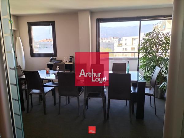 Bureaux à louer 710 m² à Grenoble avec parking et ascenseurs