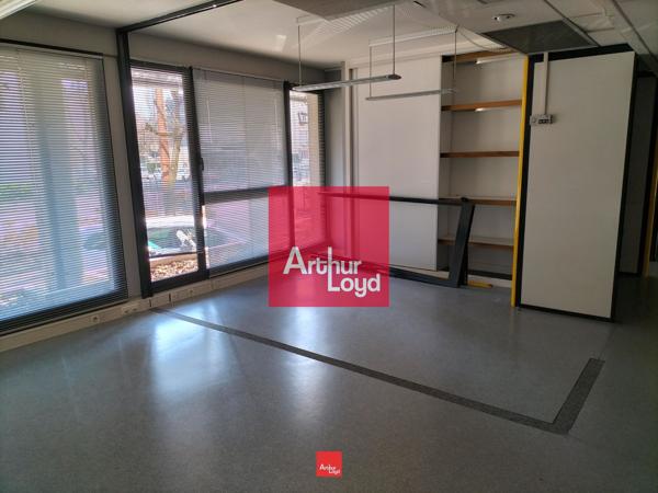 Bureaux à louer 710 m² à Grenoble avec parking et ascenseurs