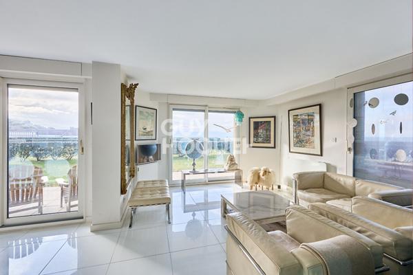 APPARTEMENT 3 PIECES DE PRESTIGE EN BORD DE MER - JARDIN PRIVATIF !