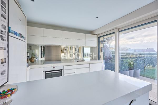 APPARTEMENT 3 PIECES DE PRESTIGE EN BORD DE MER - JARDIN PRIVATIF !