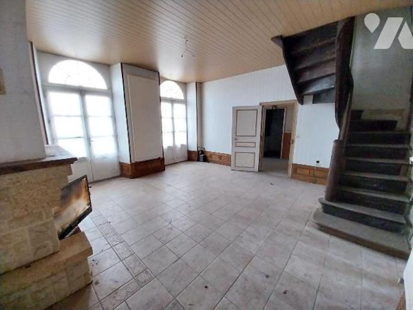 Maison à Vendre à Ernée (53500) en Mayenne (53),

Grande maison de bourg à restaurer d'une su...