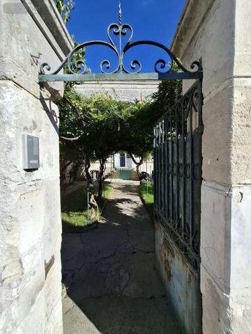 Maison à vendre à Saintes en Charente-Maritime (17100), ref : 17111-702