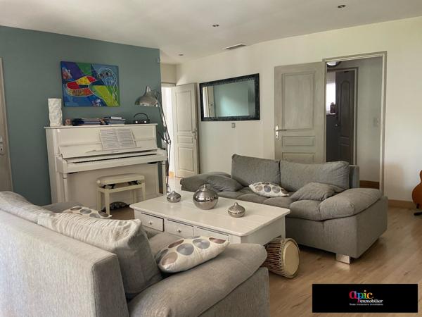 Villa plain pied 130 m² / 796 de jardin arboré avec piscine
