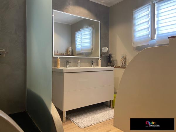 Villa plain pied 130 m² / 796 de jardin arboré avec piscine