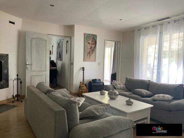 Villa plain pied 130 m² / 796 de jardin arboré avec piscine