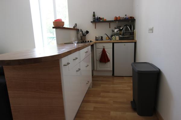 UN APPARTEMENT TYPE 2 AVEC PARKING, PROCHE DU CENTRE-VILLE. -