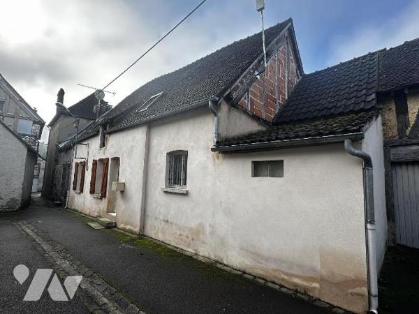 Centre-ville de SAINT JULIEN DU SAULT, Maison d'habitation comprenant au rez-de-chaussée : une ...