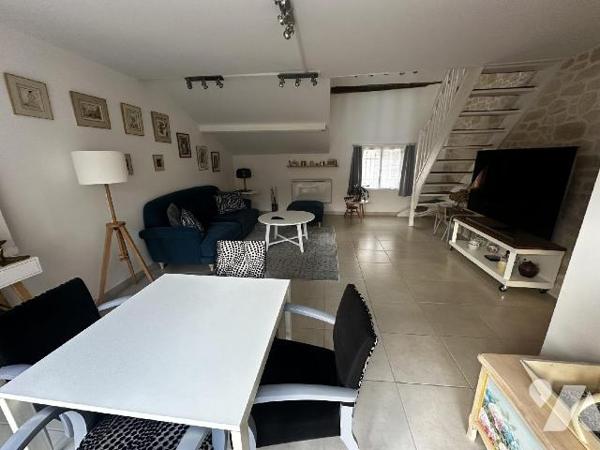 Centre-ville de SAINT JULIEN DU SAULT, Maison d'habitation comprenant au rez-de-chaussée : une ...