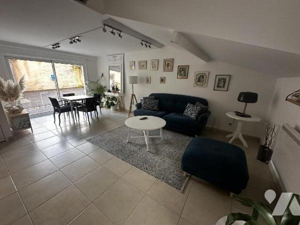 Centre-ville de SAINT JULIEN DU SAULT, Maison d'habitation comprenant au rez-de-chaussée : une ...