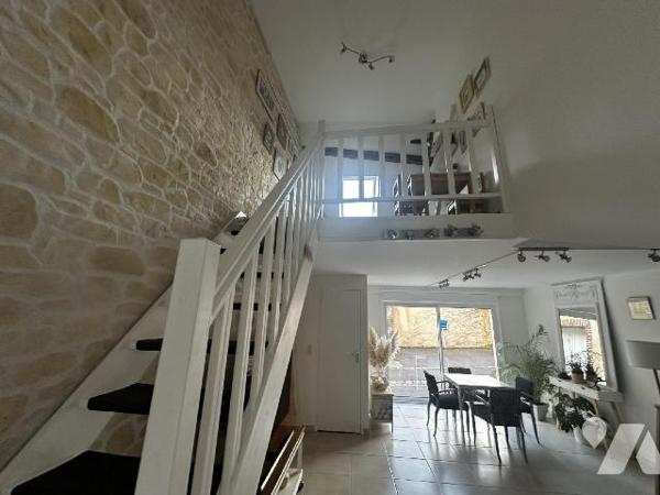 Centre-ville de SAINT JULIEN DU SAULT, Maison d'habitation comprenant au rez-de-chaussée : une ...