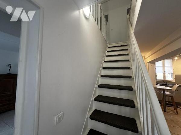 Centre-ville de SAINT JULIEN DU SAULT, Maison d'habitation comprenant au rez-de-chaussée : une ...
