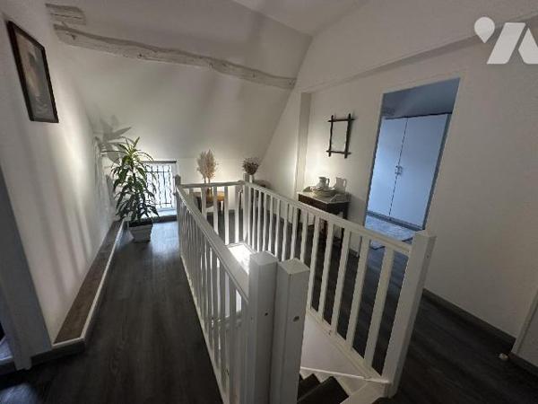Centre-ville de SAINT JULIEN DU SAULT, Maison d'habitation comprenant au rez-de-chaussée : une ...