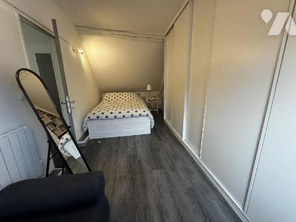 Centre-ville de SAINT JULIEN DU SAULT, Maison d'habitation comprenant au rez-de-chaussée : une ...