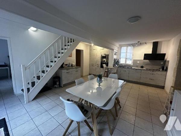 Centre-ville de SAINT JULIEN DU SAULT, Maison d'habitation comprenant au rez-de-chaussée : une ...