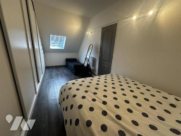 Centre-ville de SAINT JULIEN DU SAULT, Maison d'habitation comprenant au rez-de-chaussée : une ...