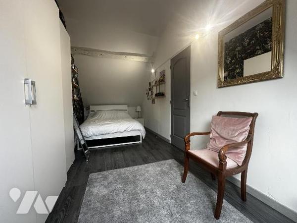 Centre-ville de SAINT JULIEN DU SAULT, Maison d'habitation comprenant au rez-de-chaussée : une ...