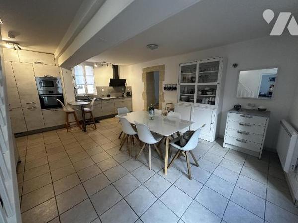 Centre-ville de SAINT JULIEN DU SAULT, Maison d'habitation comprenant au rez-de-chaussée : une ...