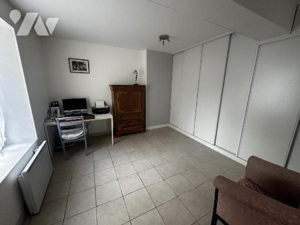 Centre-ville de SAINT JULIEN DU SAULT, Maison d'habitation comprenant au rez-de-chaussée : une ...