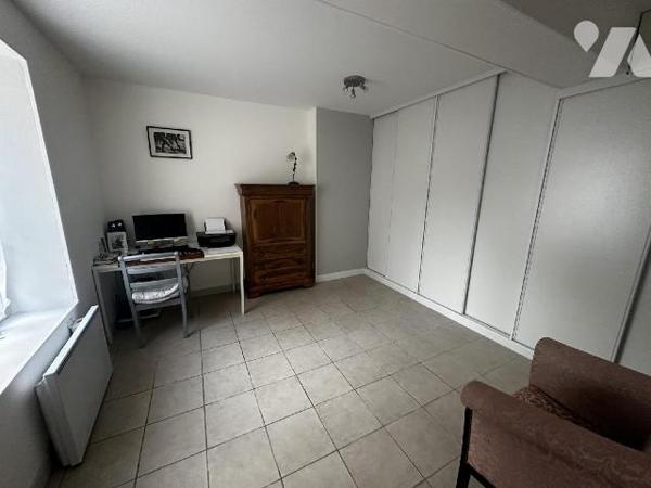 Centre-ville de SAINT JULIEN DU SAULT, Maison d'habitation comprenant au rez-de-chaussée : une ...