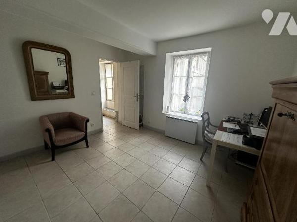 Centre-ville de SAINT JULIEN DU SAULT, Maison d'habitation comprenant au rez-de-chaussée : une ...