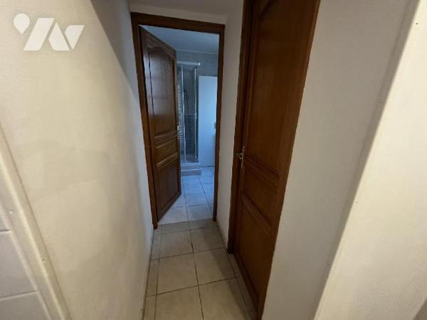Centre-ville de SAINT JULIEN DU SAULT, Maison d'habitation comprenant au rez-de-chaussée : une ...