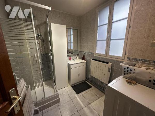 Centre-ville de SAINT JULIEN DU SAULT, Maison d'habitation comprenant au rez-de-chaussée : une ...