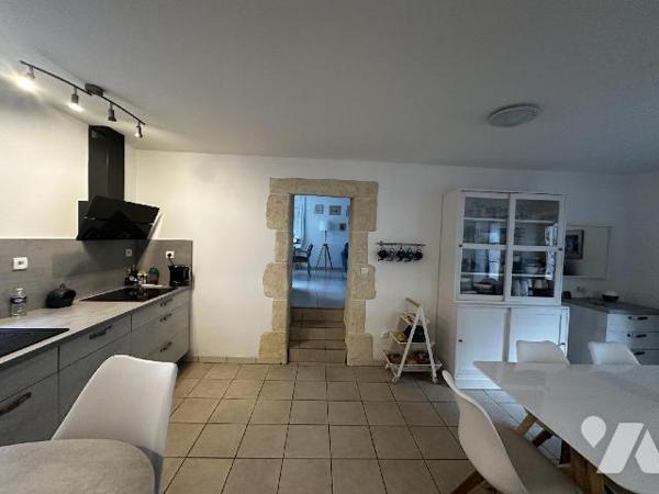 Centre-ville de SAINT JULIEN DU SAULT, Maison d'habitation comprenant au rez-de-chaussée : une ...