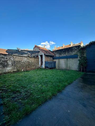 Maison de ville avec 3 chambres et jardin privé.